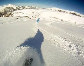 Snowboard sobre nieve polvo